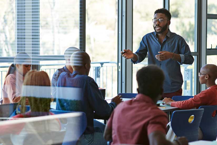 Professor com um pequeno grupo em faculdade comunitária