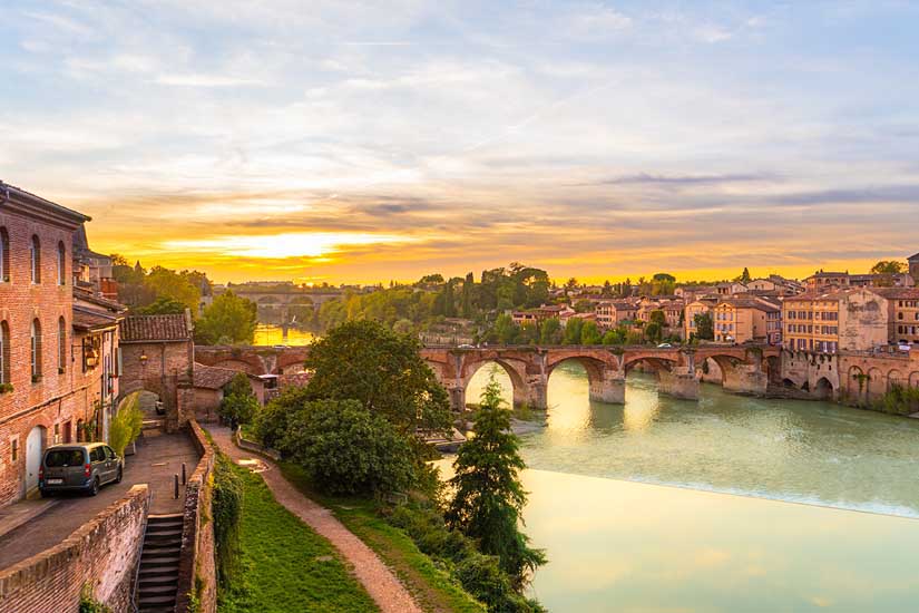 Foto einer europäischen Landschaft mit einer Brücke und einer Stadt