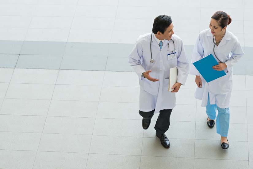 Foto de dos médicos caminando