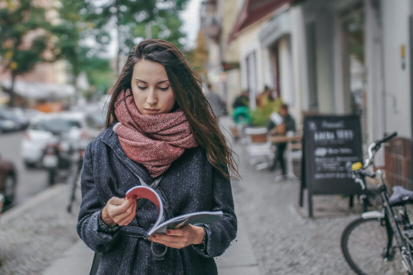 Jeune fille marchant dans la rue.