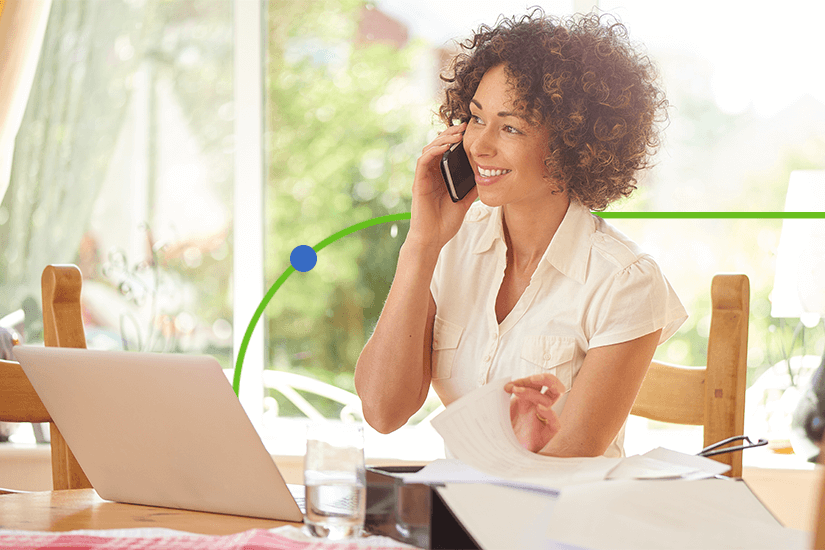 Jeune femme parlant au téléphone