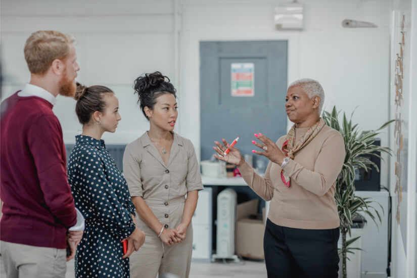 Image Lifestyle de collègues collaborant au bureau
