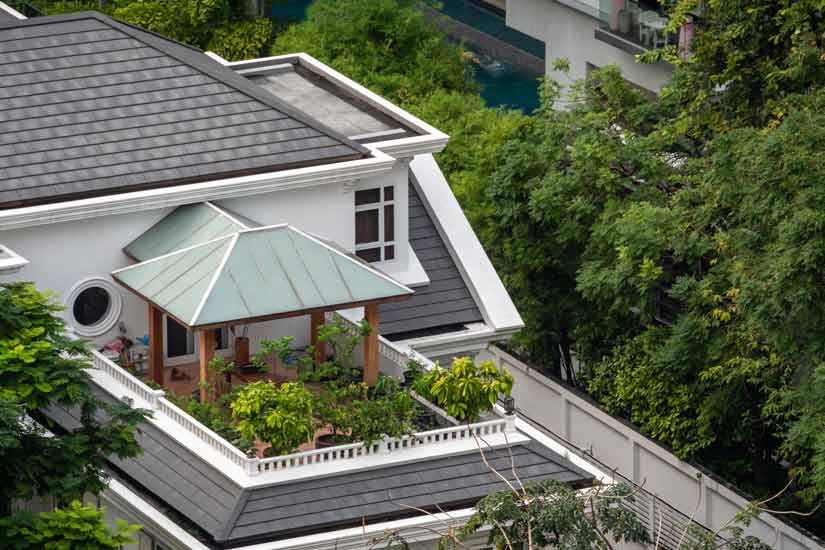 パティオに植物が置かれた建物の写真